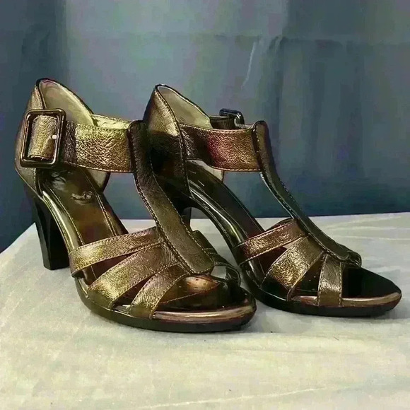Sofft Leather T-strap Heeled Metallic Sandal Top Size 6, LIKE NEW!! - Picture 2 of 6